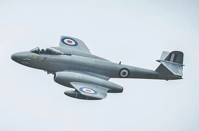 Gloster Meteor F.8  tenuto in condizione di volo