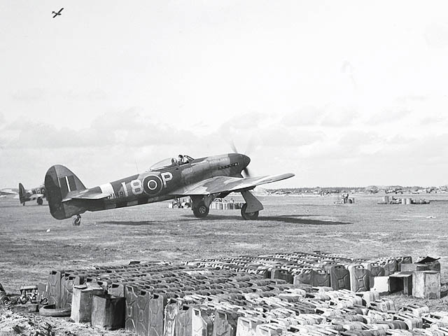 Hawker Typhoon 4