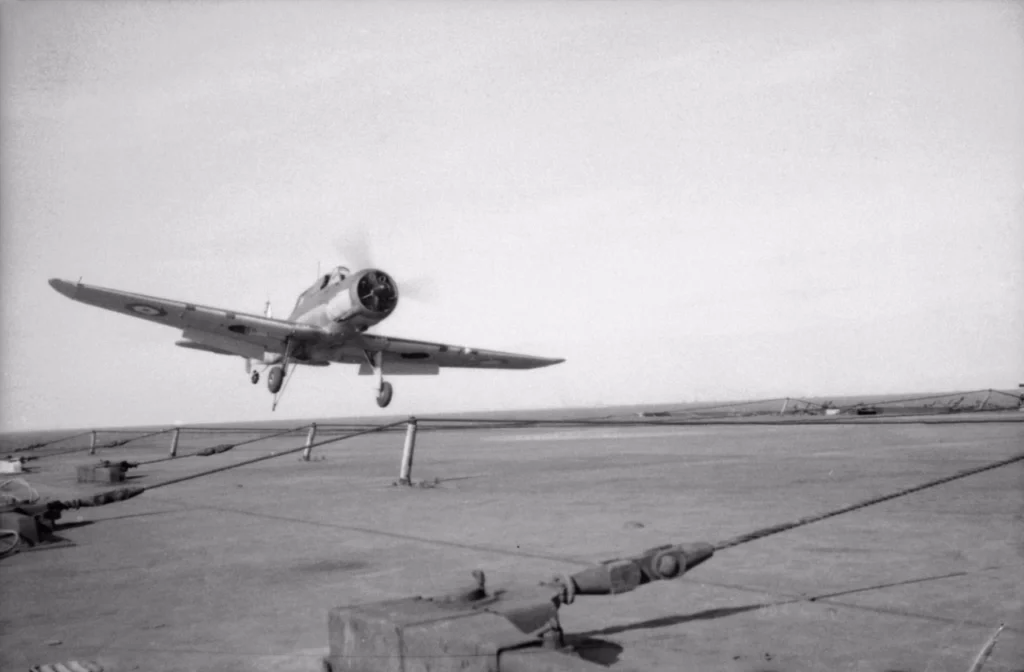 Blackburn Skua in atterraggio sulla HMS Ark Royal