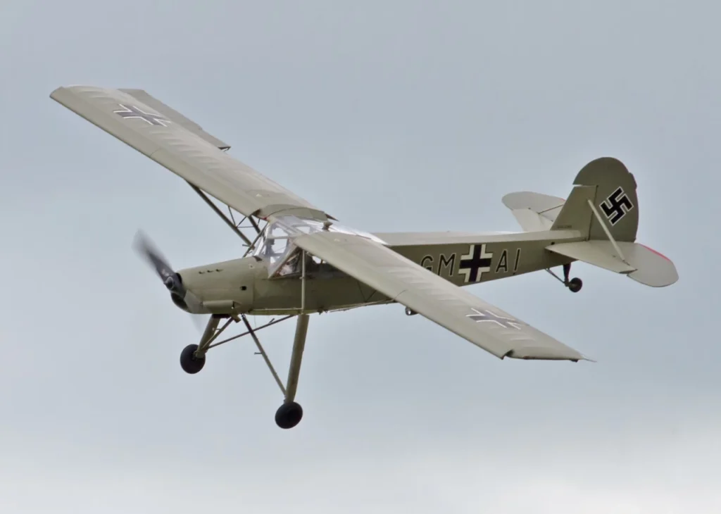 Fieseler Storch in volo